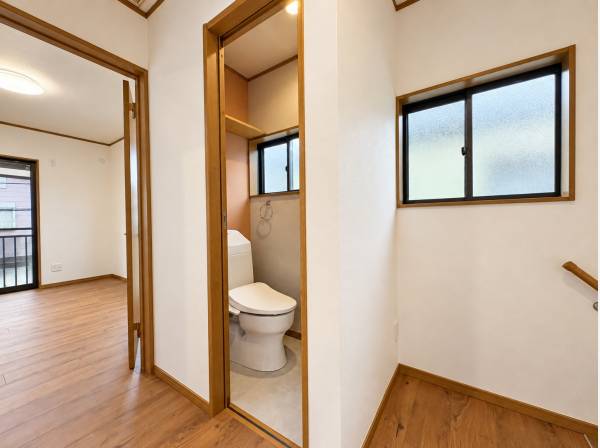 二階にもトイレを備え、朝や就寝前の暮らしをさりげなく支える間取りです。
