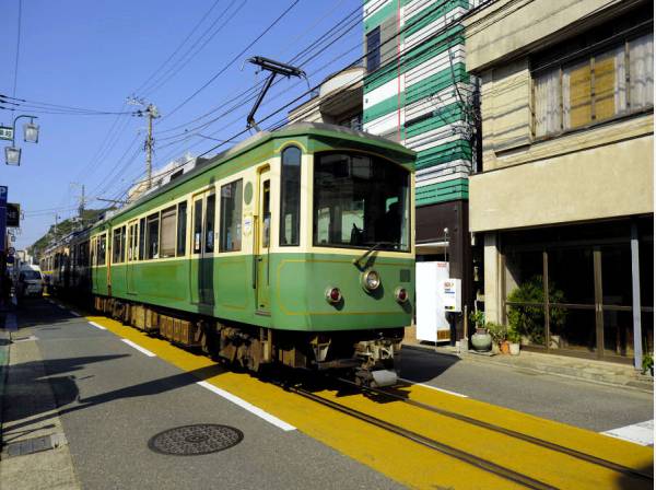 江ノ電が走り抜ける「腰越商店街」まで徒歩４分(約300ｍ)