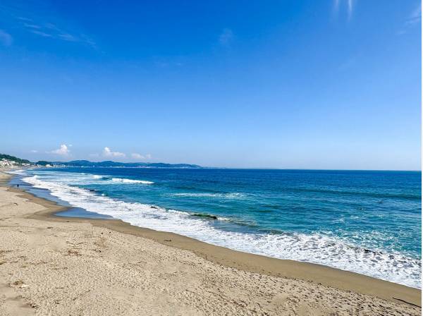 七里ガ浜海岸まで徒歩5分 (約1.2㎞)
