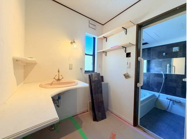 L字のカウンターが特徴的な可愛らしいパウダールーム