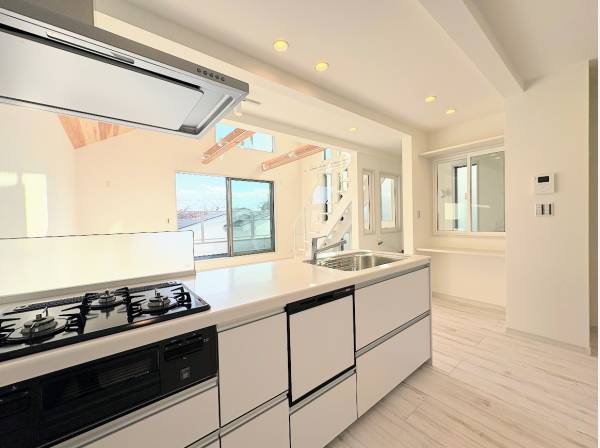 部屋全体を見渡せるオープンキッチン