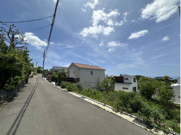 広々道路で出入りも自在に