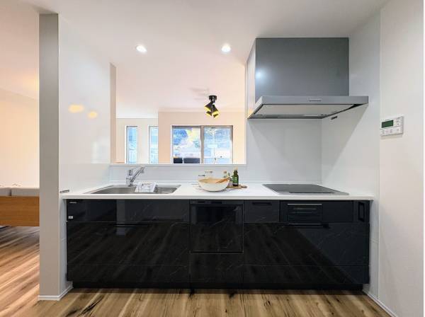 家族の顔が見える対面式キッチン