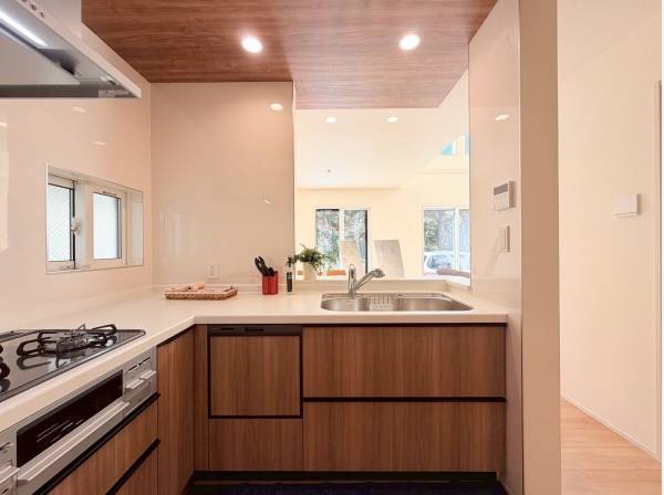 キッチンはL字型でスペース広々！床下収納もございます！