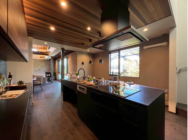 家事動線に優れたアイランドキッチン！