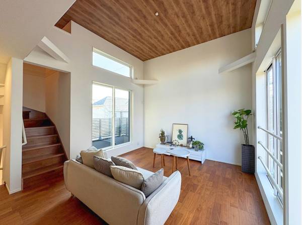 リビング天井は高さにこだわりました。おかげで窓が大きい＆多い。