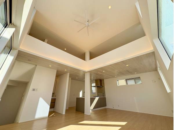 それぞれが美しく調和した開放感溢れる吹抜け空間