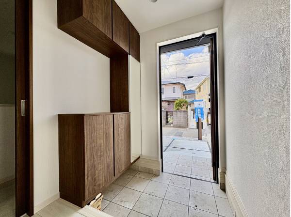 玄関の目の前が駐車場なので、お子さんたちやペットも安心です。