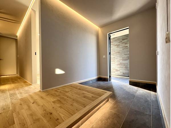 ゆとりのある土間スペースが設けられた玄関