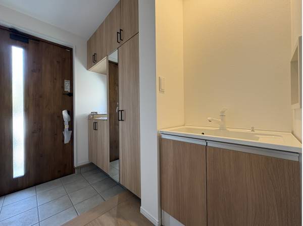 独立洗面台のある玄関スペース