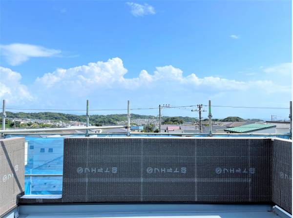 澄んだ青空と美しい山々。海を遠望するロケーション。