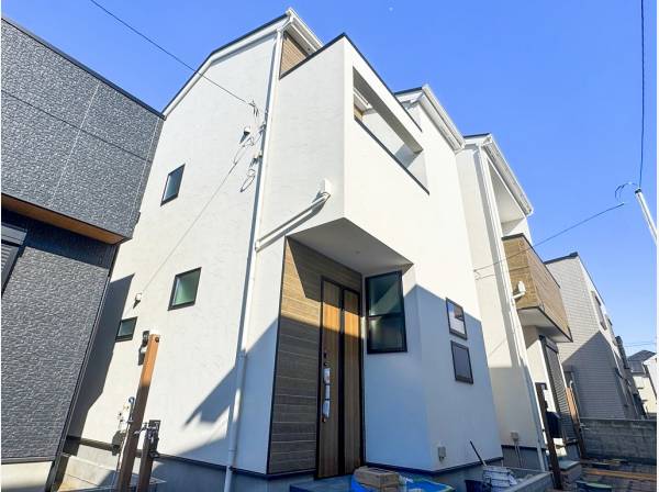 湘南らしい白波模様の塗り壁がかわいらしいお住まいです