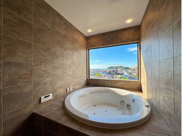 足を伸ばせる浴槽は、心身ともにしっかりと疲れを癒してくれます