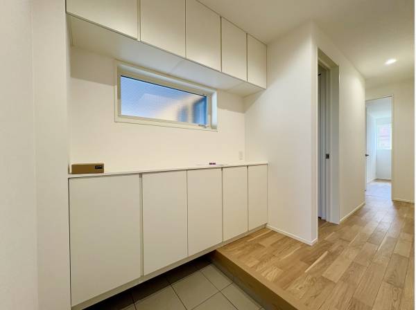 収納力が魅力の玄関ホール