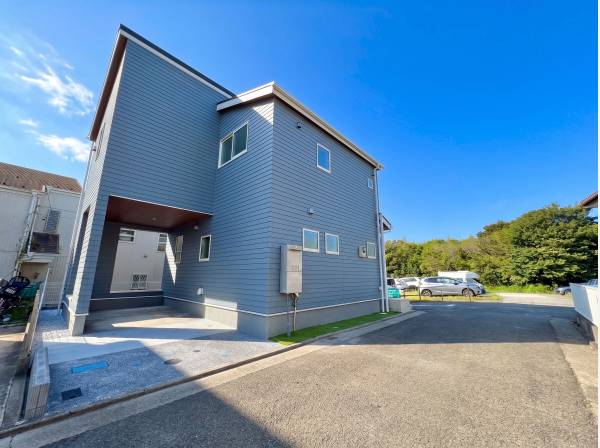 二方向に開けた角地ならではの佇まい