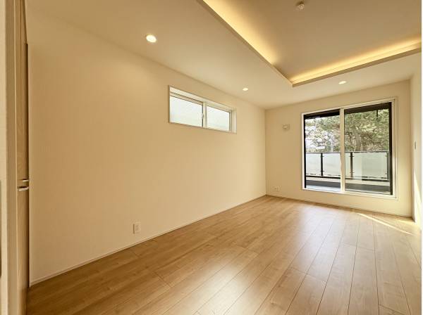 2階寝室。折上天井照明がお洒落な空間