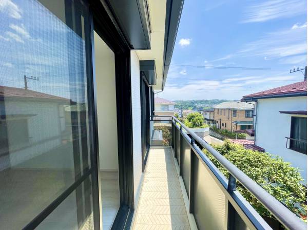 バルコニーからは鎌倉の心地よい風が入り込みます