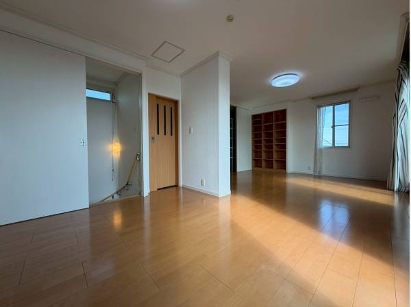 3階居室は約14帖！大容量の本棚とクローゼットがございます！