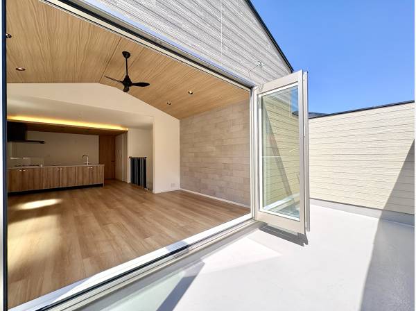 プライバシーの守られた大型バルコニー