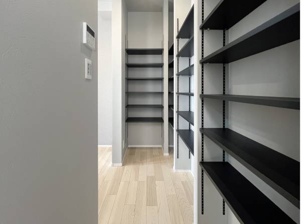 大収納のパントリー