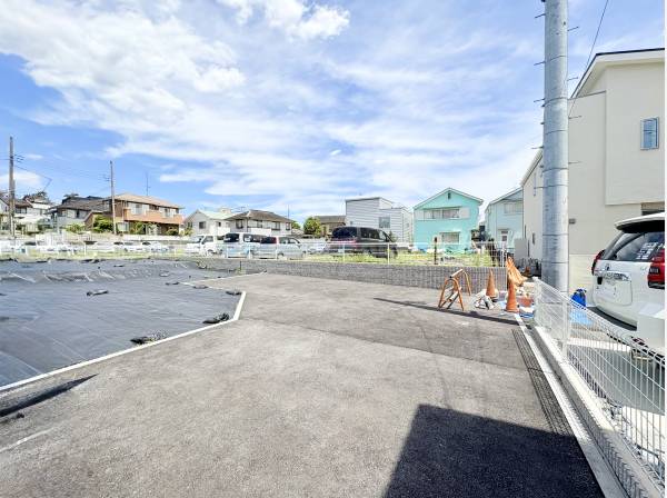 広い前面道路なので、駐車が苦手な人でも安心して駐車できます。