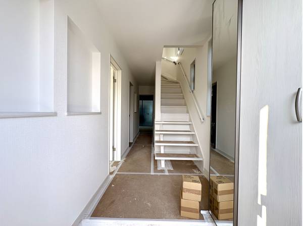 まっすぐ伸びる動線が完成後の暮らしの流れを思い描かせる