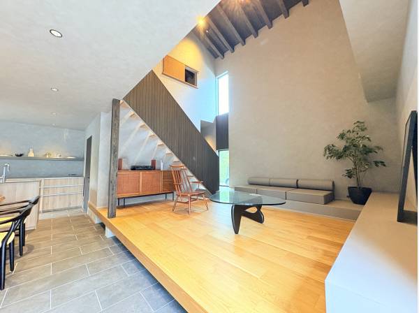 吹き抜けと開放的なスキップフロアが魅力の25.8帖の大空間