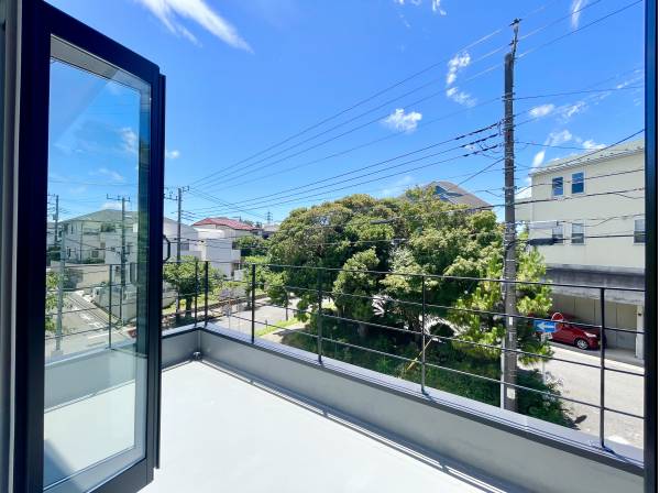 オープンサッシ仕様の窓を開けるとそこには逗子の緑と青空が待ち受けます
