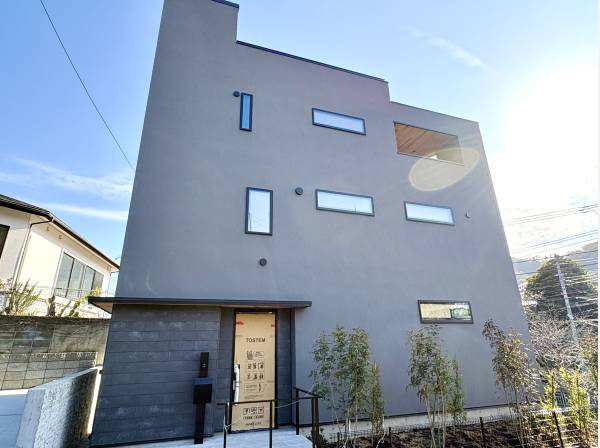 黒のスタイリッシュな外観が印象的です。