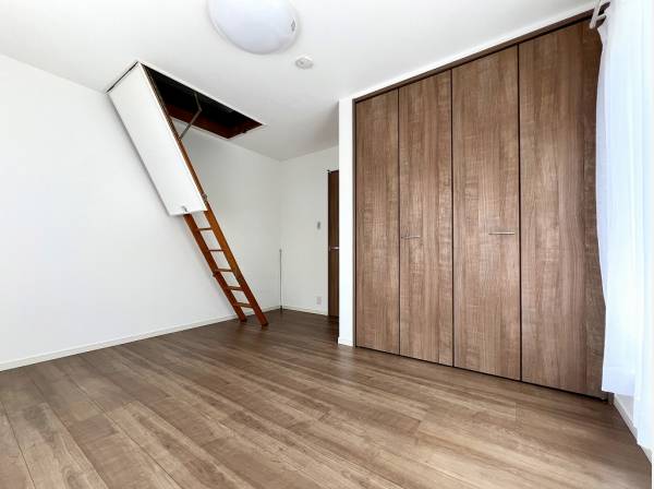 ベッドルームの上部には広い小屋裏収納スペースが広がります