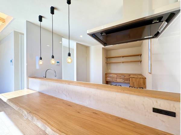 造作のカウンターとペンダントライトがインテリアのポイントに