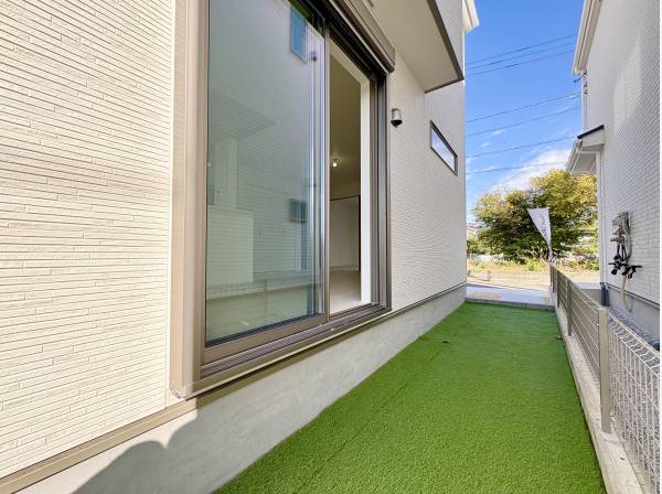 お庭スペースティータイムやガーデニングを楽しめます