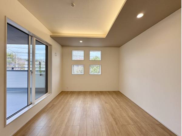 居室　折り上げ天井＆間接照明で明るく開放感のある空間