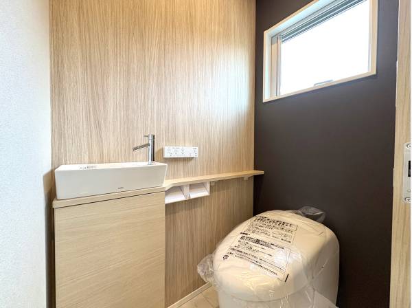 手洗いカウンター付きのタンクレストイレ