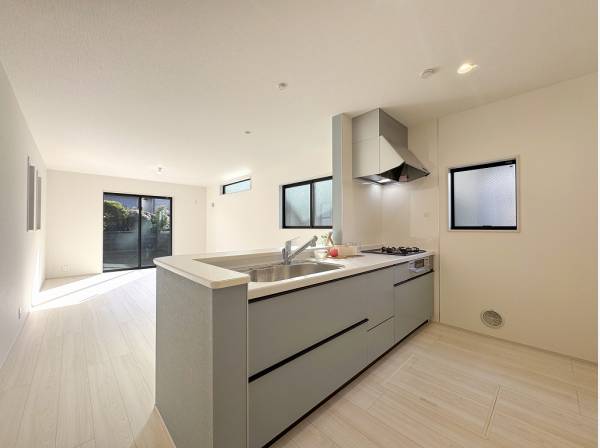 明るいトーンに溶け込むライトグレーのカウンターキッチン