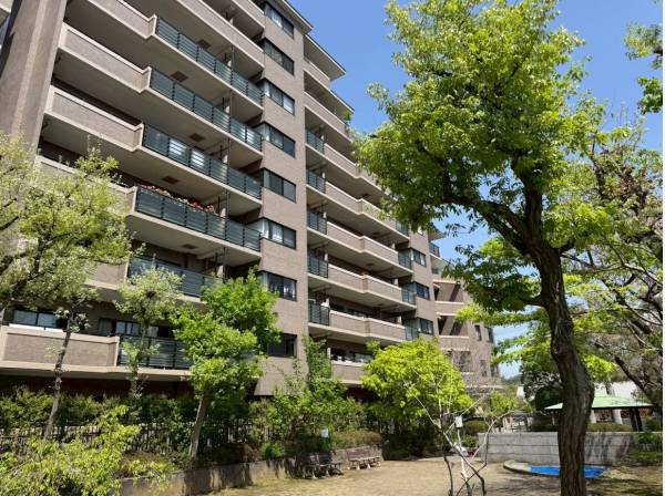 周辺施設も充実の大型レジデンス