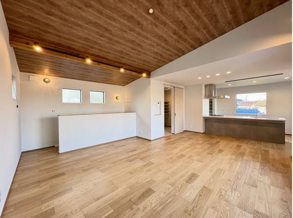 勾配天井で開放感あふれる約22帖のLDK！