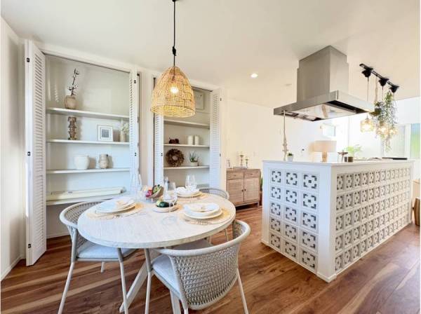 花ブロックやマリンランプが彩る、こだわりのリゾート空間。