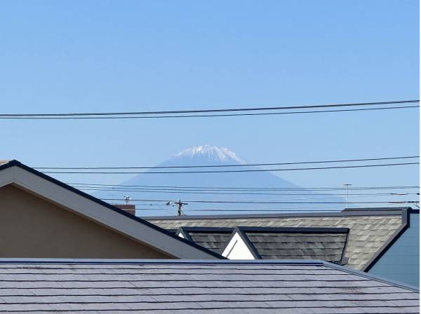 空気の澄んだ日には富士山がくっきりと姿を見せてくれます