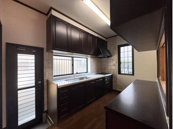 直線が映えるキッチン。動線まで美しく整った設え。