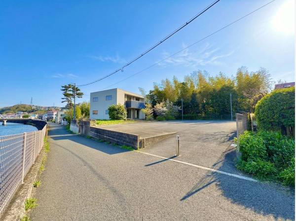 カースペース部分にはアスファルトの舗装がされております