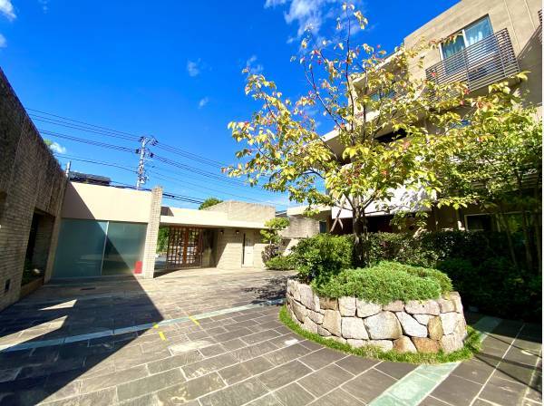 植栽に彩られたアプローチが住まいへと導きます