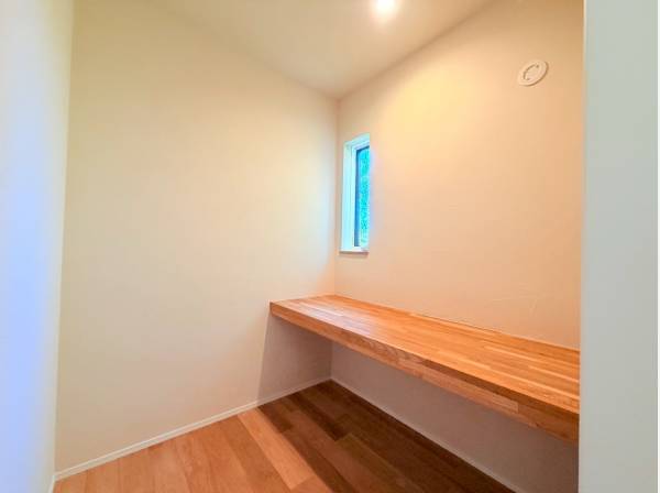 カウンターを備えたワークスペースもございます