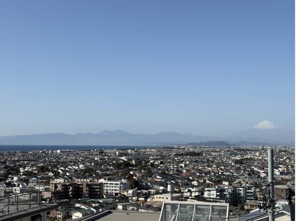 弧を描く相模湾、そして雄大な富士山を望む眺めが日常に