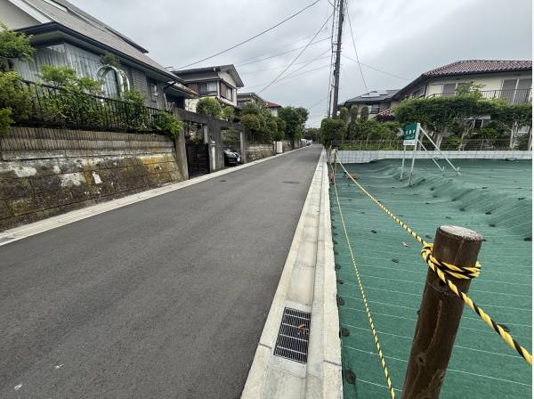 前面道路は一方通行で、車通りも少なく駐車もしやすい