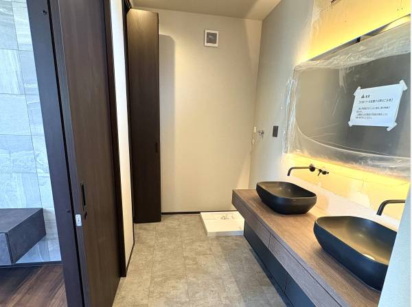 ホテルのようなダブルボウル洗面台。間接照明が演出する上質な空間