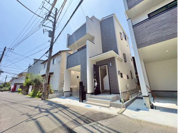 湘南の閑静な住宅地に馴染む、落ち着いた色合いの外観です