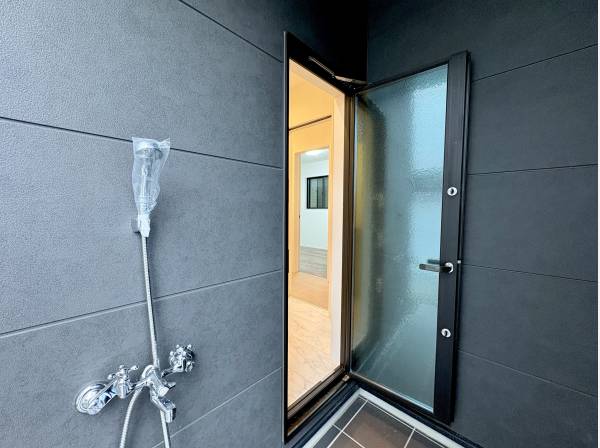 外シャワーで砂や汚れをザっと落とし、そのまま室内セカンドシャワーへ