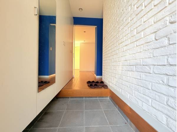 エントランスは大容量の収納スペースを備えております！