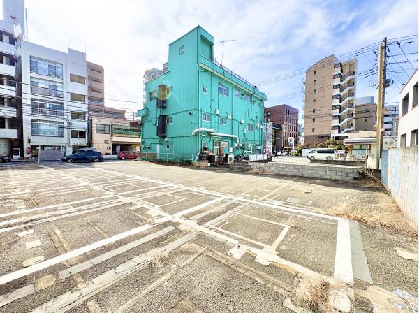 周辺にはコンビニや生活に必要な施設がたくさんございます。